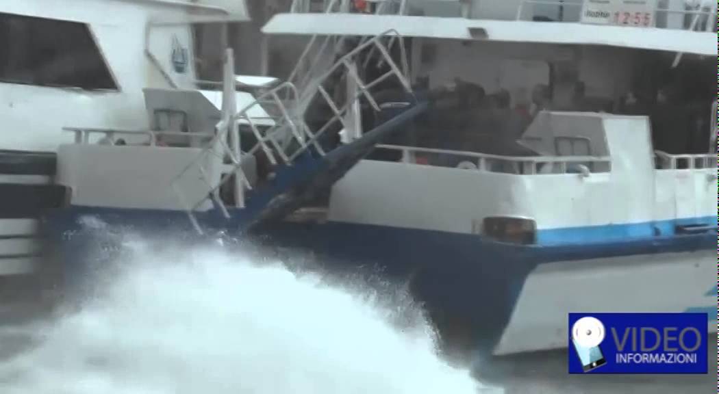 Napoli, pauroso incidente tra aliscafi nel porto
