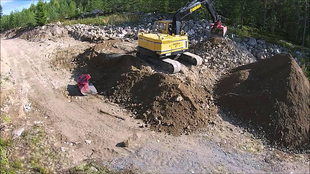 Åkerman med gallerskopa sållar lite