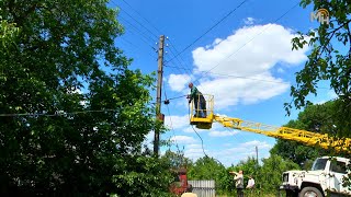 Комунальниками ведуться роботи з реконструкції електромереж для збалансування напруги (ВІДЕО)