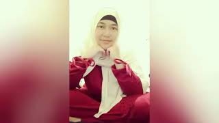 Senyum menutupi luka