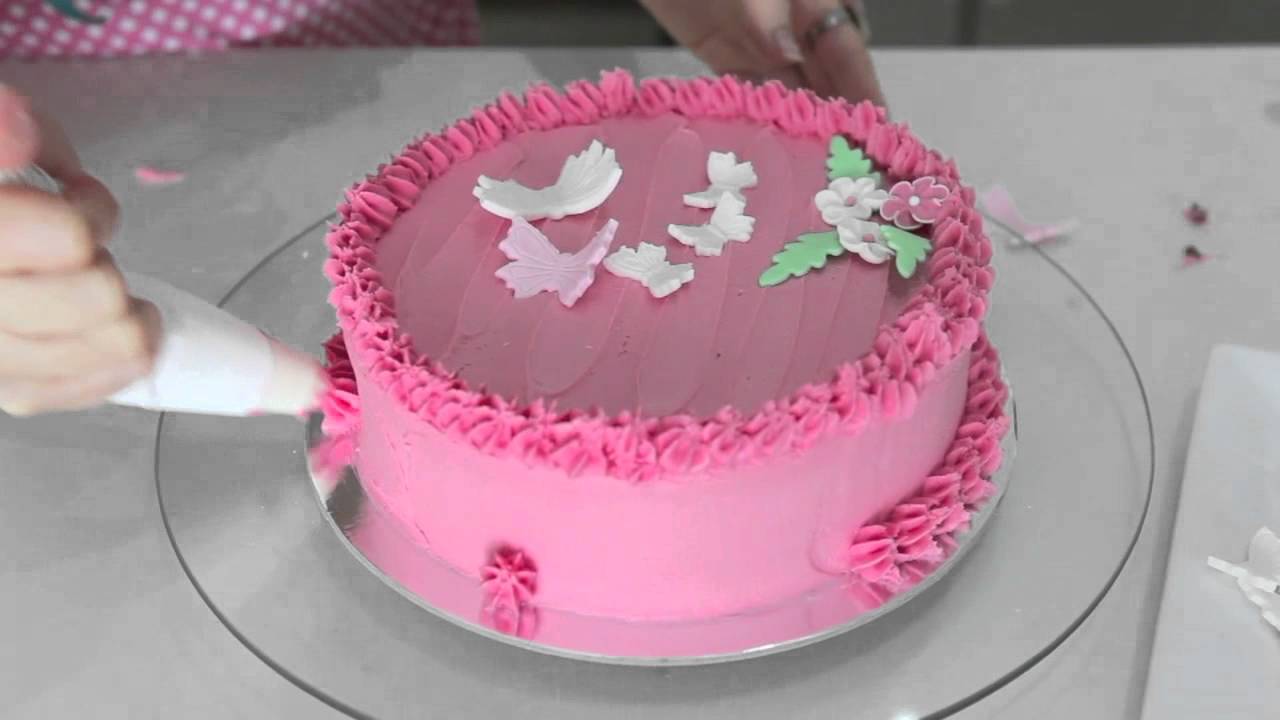 Quick way of Decorating a Cake in Butter Cream