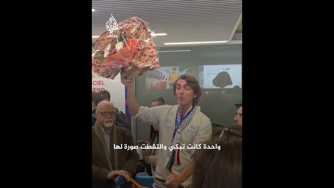 طبيب فرنسي عائد من غزة: "أهدي هذه الورود لغزة، لأنه لم تعد هناك ورود"