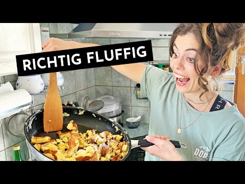 Kaiserschmarren - traditionelles Rezept, angerichtet mit selbst gemachtem Apfelmus / Sallys Welt. 