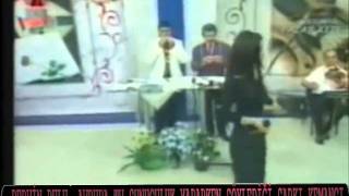 Pervi̇n Bulu Kanal Avrupa Tv De Sunuculuk Yaparken Söyledi̇ği̇ Şarki Kemanci Resimi