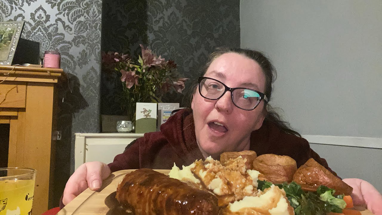 Giant Pigs in blankets roast dinner #eatingshow #foodie #mukbang #roastdinner