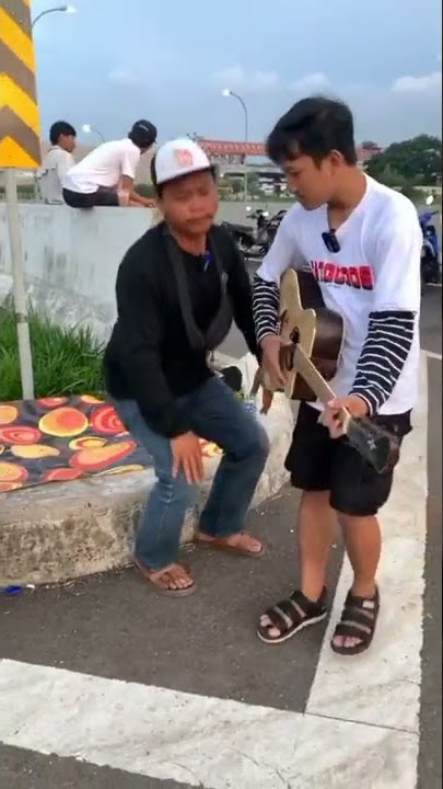 Dengerin deh asli .. #ngamen #viral #shorts #lagu #prank #nyanyi #pengamen