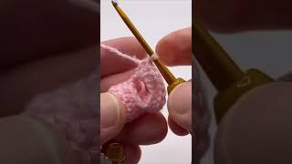 Using unequal chain and surface crochet to make directional bends