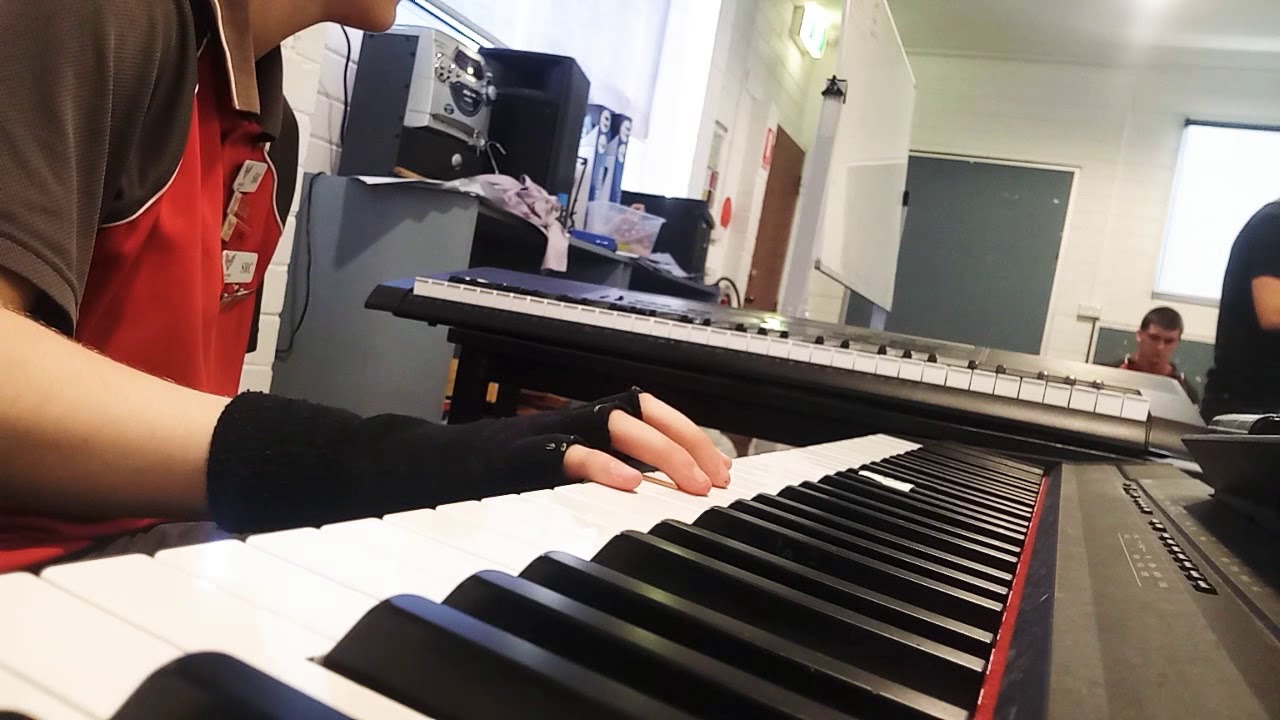 Playing 2 keyboards at once... - YouTube
