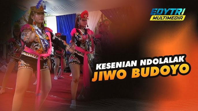 Porno Ray Er xotinini sevgilisi uchun kiyintiradi