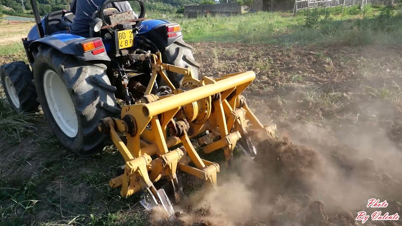 Trattore con vangatriceLavori agricoli New Holland T3030 con vangatrice Tractor with spading machine