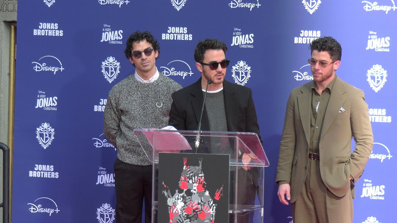 Братья Джонас произносят речь на церемонии сдачи отпечатков рук и ног в Голливуде