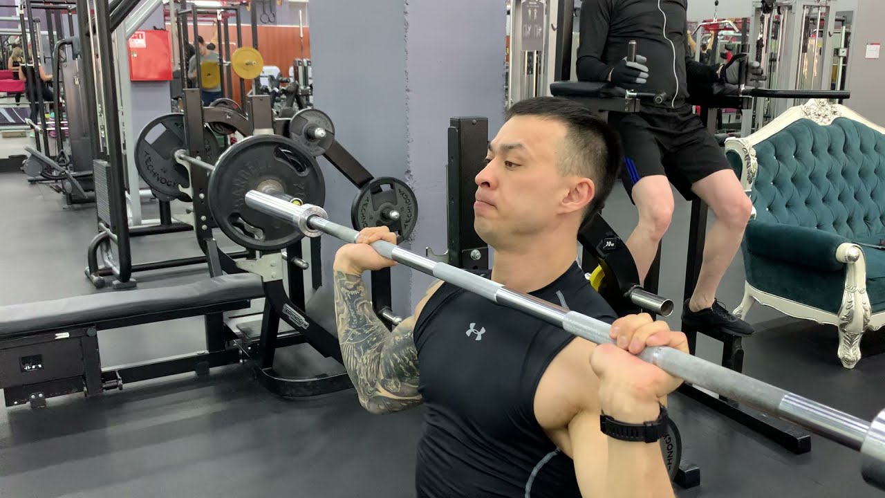 Жим штанги сидя с груди