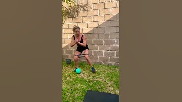 Agachamento em deslocamento lateral on mini band