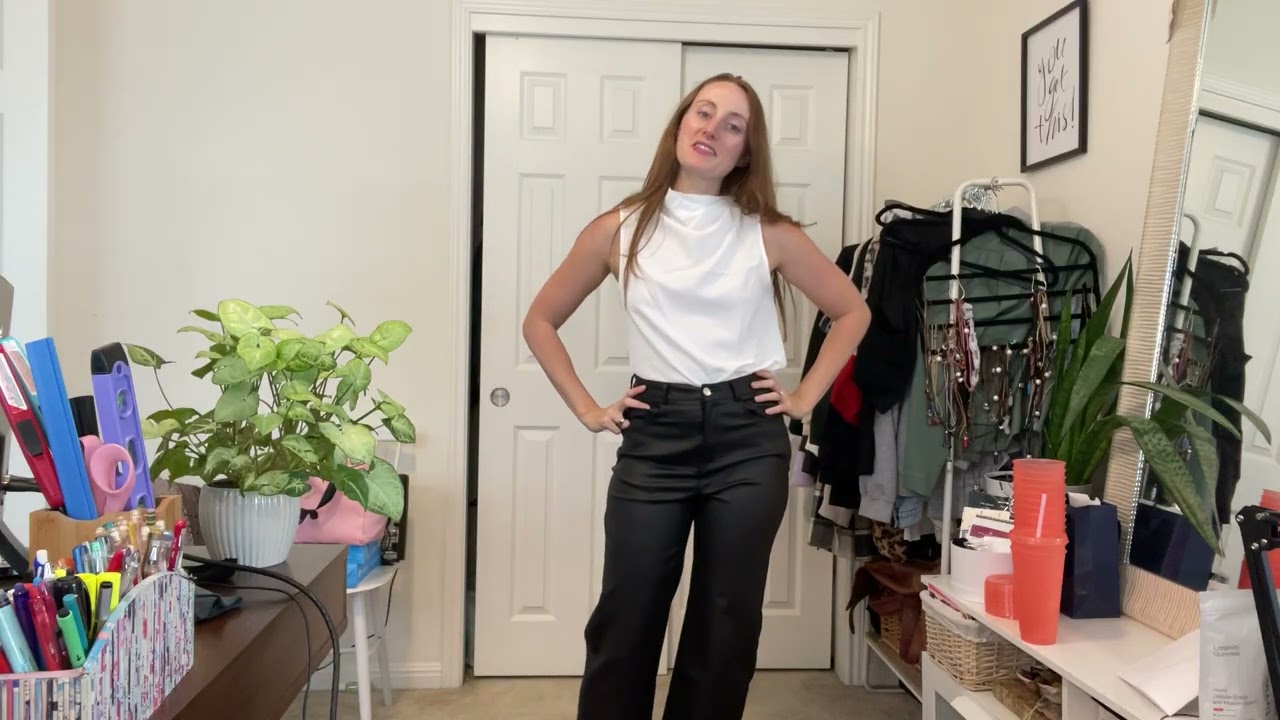 I am 5ft6in 122lbs wearing a size S in this work top