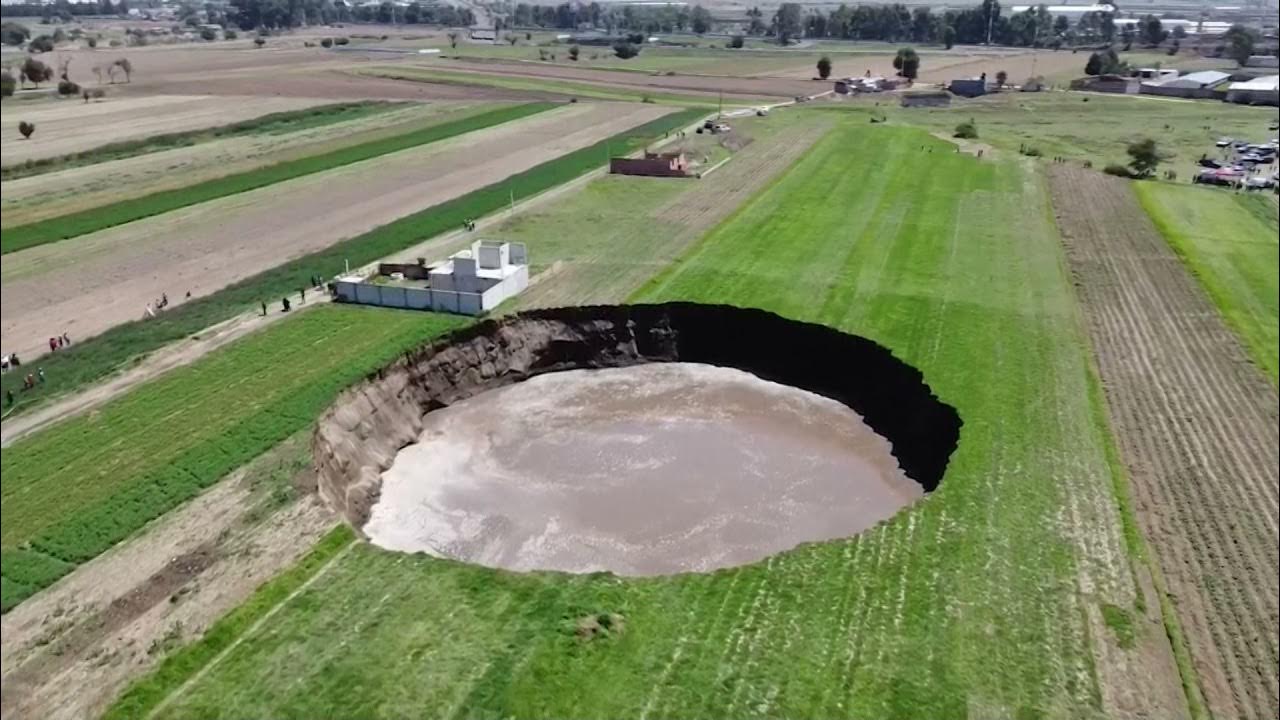 Карстовая воронка в воде