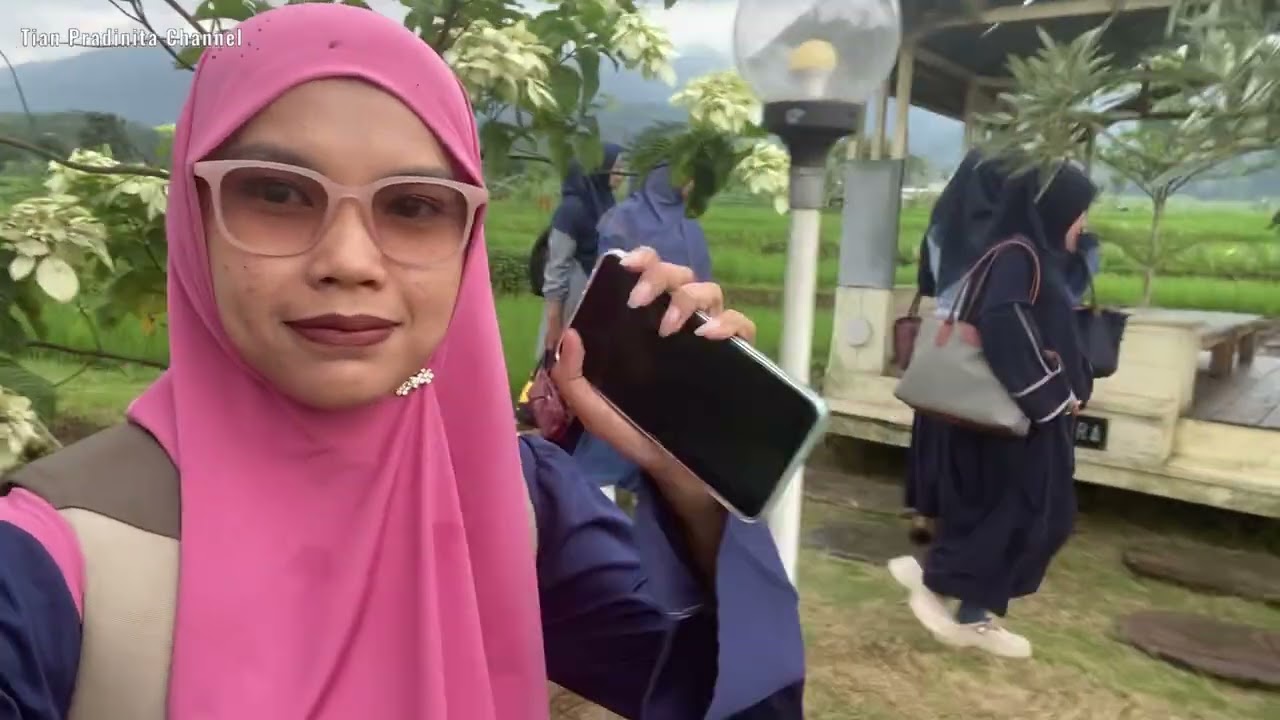 Rumah makan di tengah sawah, sangat sejuk sekalih