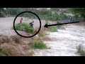 يمني بطل  ينقذ شخصين من مياه السيول Yemeni hero saves two people from flood waters