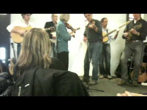 Tallahassee (by Bill Monroe) - Red Wine with Laurie Lewis and Tom Rozum