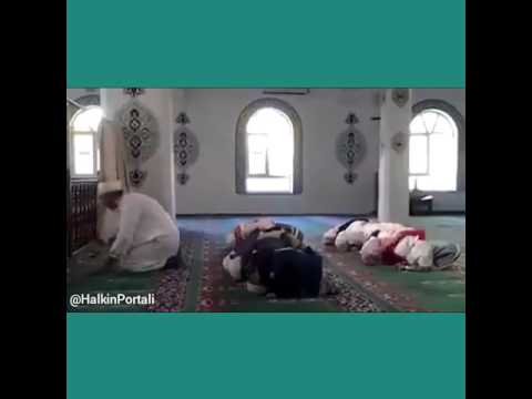 Camide namaz kılarken