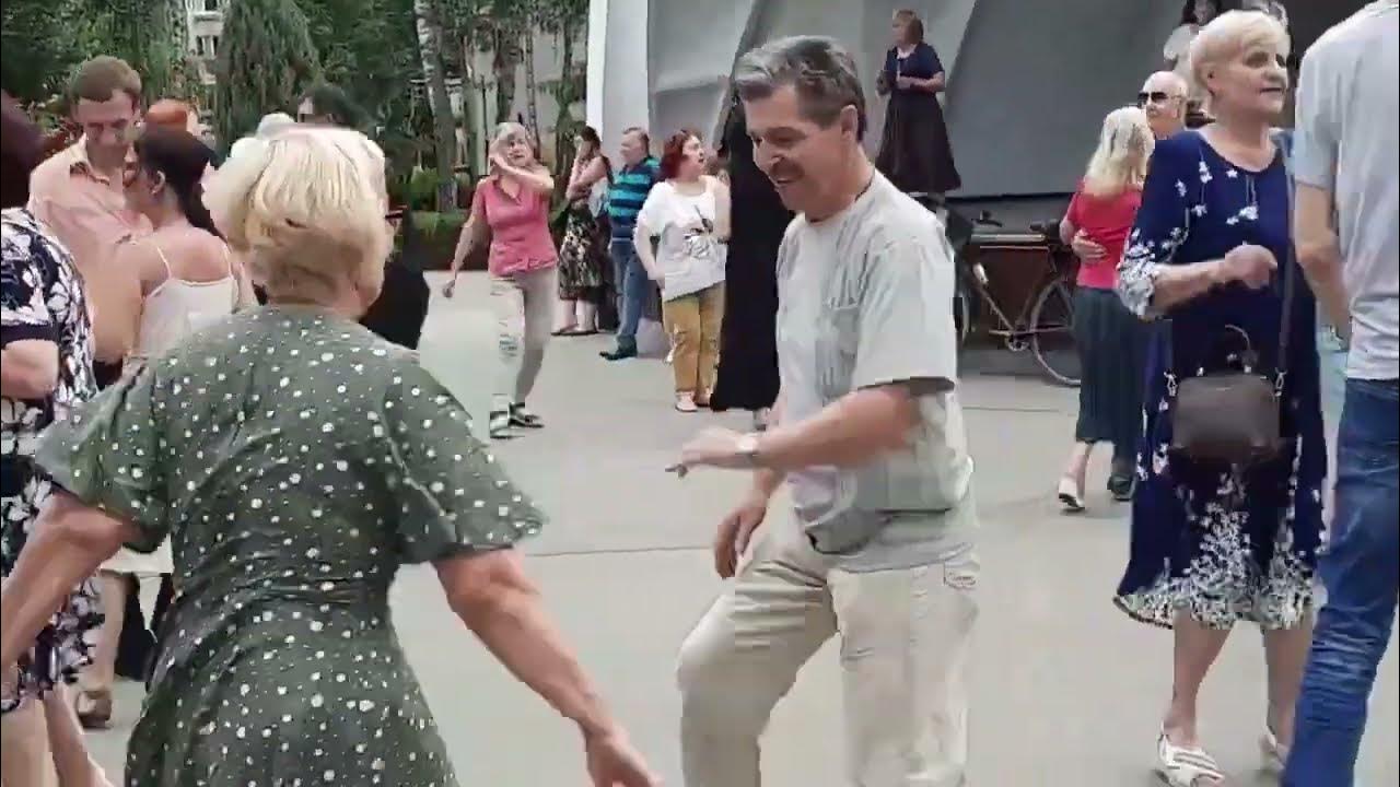 Танцы в харькове парке горького новое 2024. Танцы в парке горького в харькове новое. Парк горького ярмарка. Парк горького группа 2022. Танцы в парке харькова.