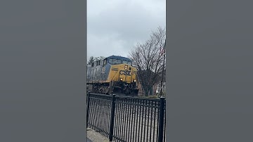 YN2 ac4400cw leading m558 in Glendale with a flared radiator sd70mac #railroad #csx #railroad