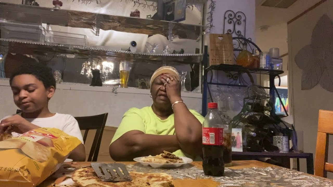 стейковые кесадильи и картофельные чипсы