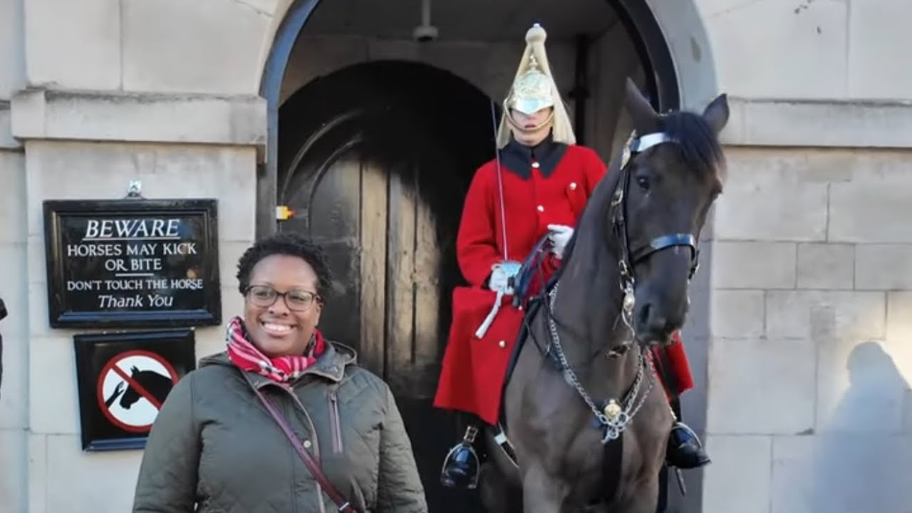 Лучшие моменты — Нелепые встречи туристов в конной гвардии Лондона.