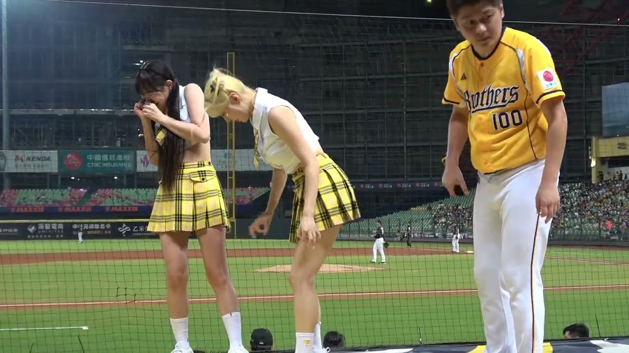 20240816 怕蟲的荷律再度在洲際被蟲蟲大軍騷擾，有一隻大蟲子停在荷律的襪子上，連救場的丹妃也怕到不敢抓，嚇到荷律快哭出來，但也敬業的持續跳著應援