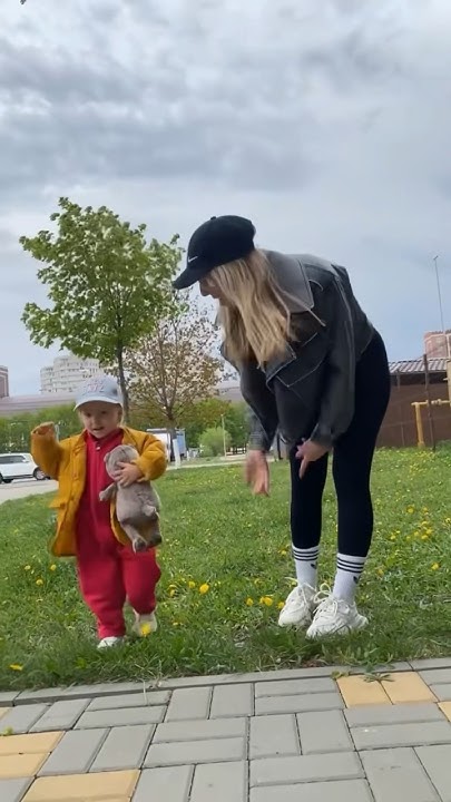 Это мы с дочкой радуемся на канале ровно 400 человек , для меня это так ...