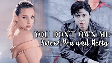 Does Sweet Pea like Betty in Riverdale?