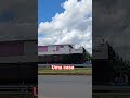 Uma casa flutuante em cima da carreta.