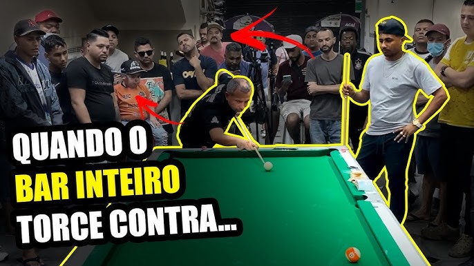 Amigos jogando sinuca no clube de bilhar e gravando vídeo no celular para o jogo  de vapor do canal vlog