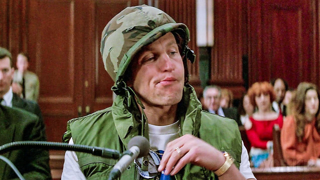 In tribunale, Larry Flynt indossa la bandiera degli Stati Uniti come un pannolino