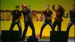 Akkamaga Akkamaga - Chiyaan Vikram Singing a song in Vikram Mega Show held at Singapore