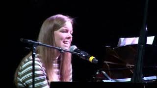 Mina Lund performing When we where young in 2016.