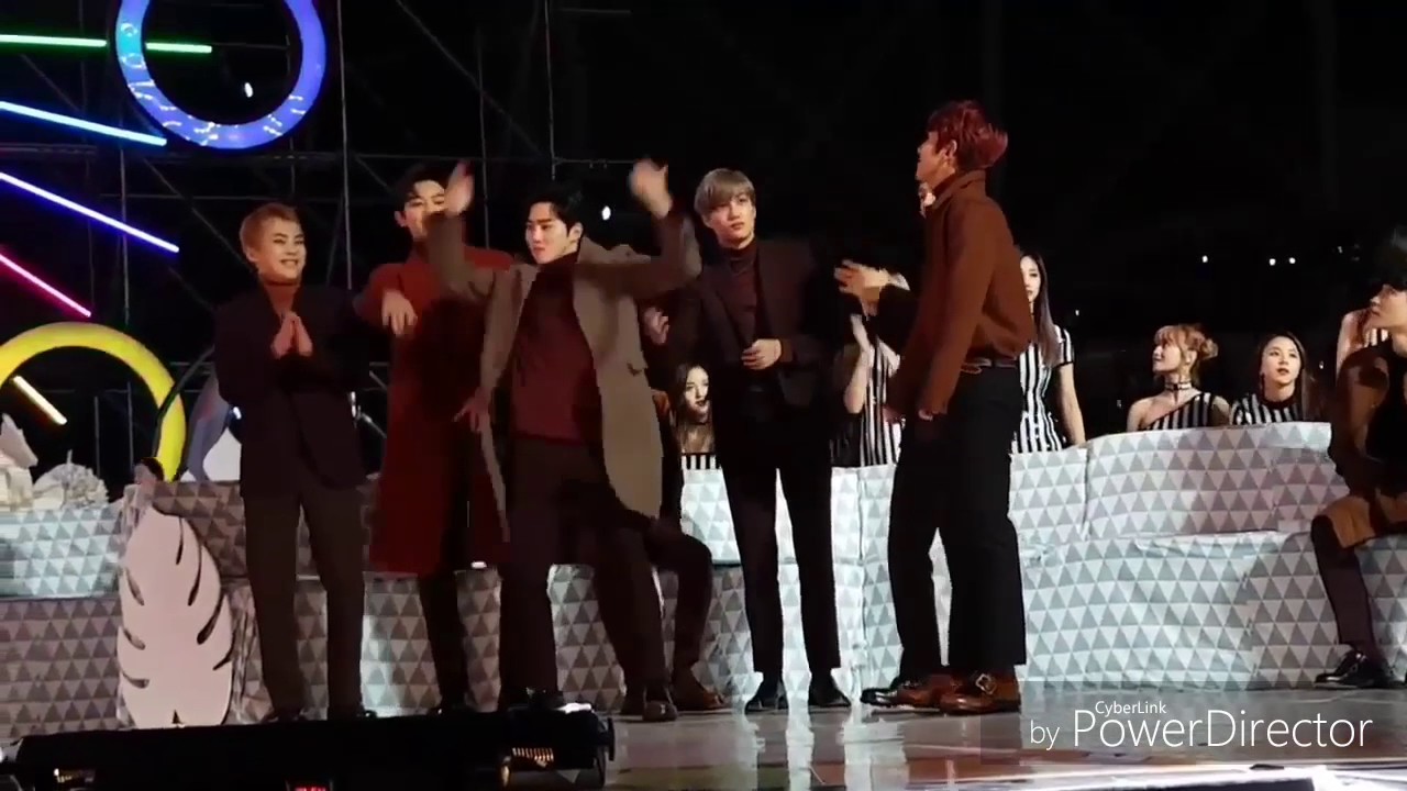 161119 Compilation of EXO Suho's reacts to Red Velvet - Russian Roulette (funny😂)