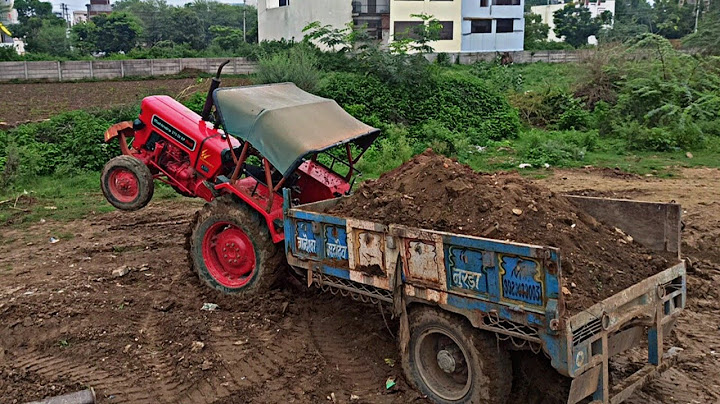 JCB 3dx Loading Mud in Trolley