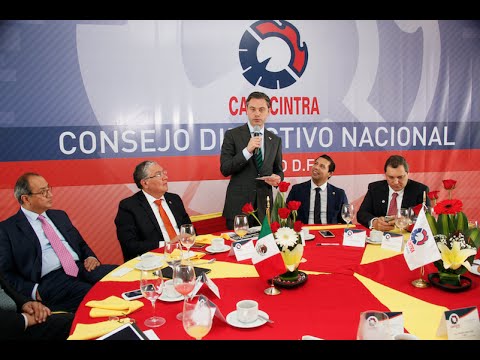 El secretario de Educación Pública, Aurelio Nuño Mayer, con el Consejo Directivo de Canacintra. sept cinq