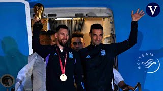 Miles de aficionados argentinos reciben a los campeones a su llegada a Buenos Aires
