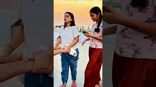 Lihat 👀apa yang dilakukan gadis ini 🥰 di ponselnya #lucu #tiktok #celana pendek #sihir