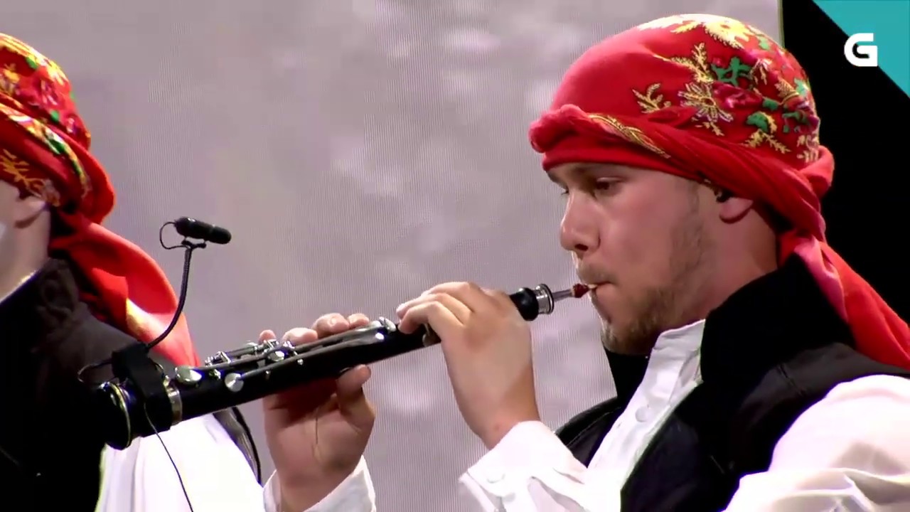 Grupo de Coros y Danzas Doña Urraca de Zamora interpretando el Bolero de Algodre en Luar