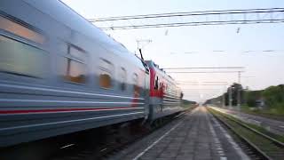 Электровоз ЭП1М-515 с пассажирским поездом проходит станцию Саратовская