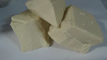 Qual a potência do micro-ondas para derreter chocolate branco?