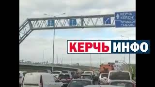 На подъезде к Крымскому мосту со стороны материка большая пробка