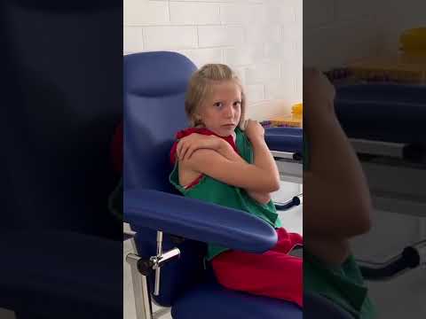 Видео: Ребенок Иммунизации сделали Fun? Смотреть, как этот доктор получает хихиканье (видео)