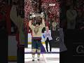 Le moment tant attendu, MARIE-PHILIP POULIN SOULÈVE LE TROPHÉE!!! 🤩🐐
