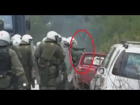 Λέσβος: Τα ΜΑΤ σπάνε αυτοκίνητα ντόπιων ενώ αποχωρούν