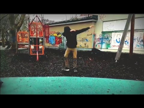 Пацан робить сальто☆