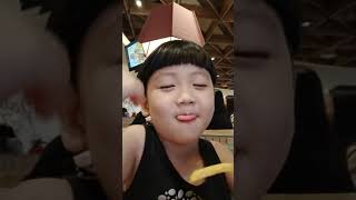 Louis Lg Makan Kentang Di Emporium