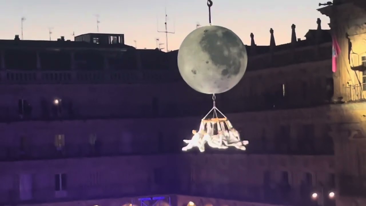 SYLPHES. Espectáculo de danza acrobacia y música en la Plaza Mayor de Salamanca